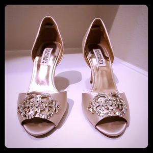 Beige satin Badgley Mischka evening shoe